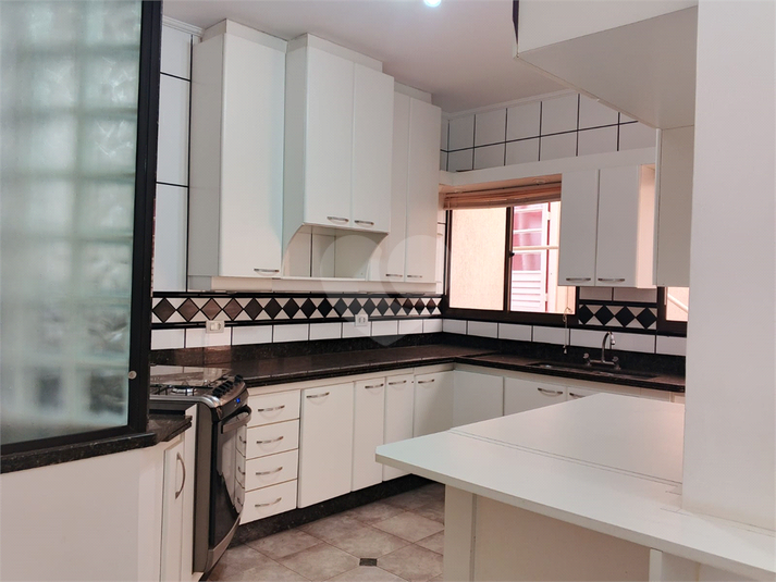 Cozinha e lateral com espaço anexo