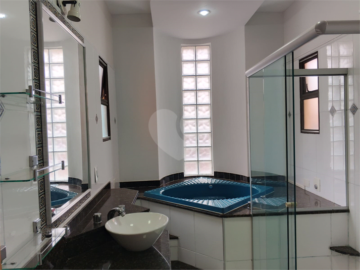 Banheira com hidromassagem