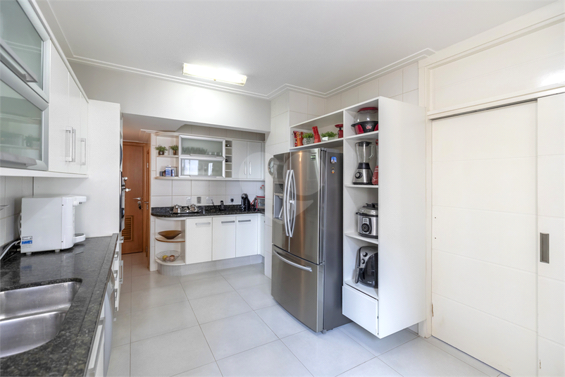 Cozinha com armários
