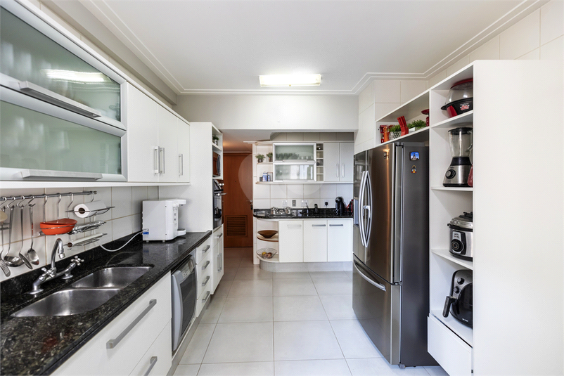 Cozinha com armários