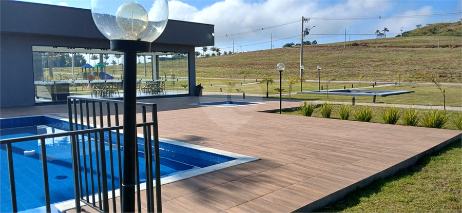 ÁREA DE LAZER COM PISCINA 