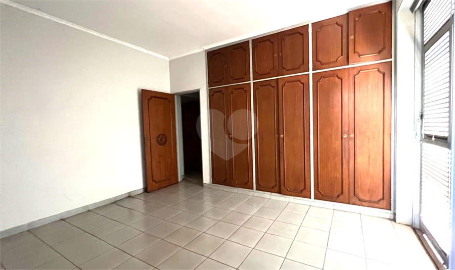 Suíte pé direito alto e espaçosa