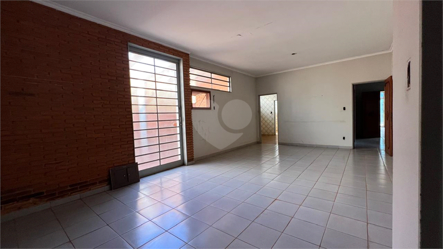 Sala de estar espaçosa e aconhegante
