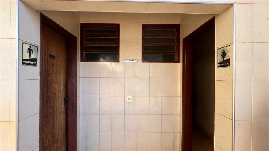 Banheiro da área da piscina
