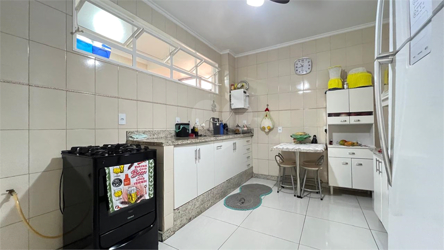 Cozinha espaçosa rica em armarios