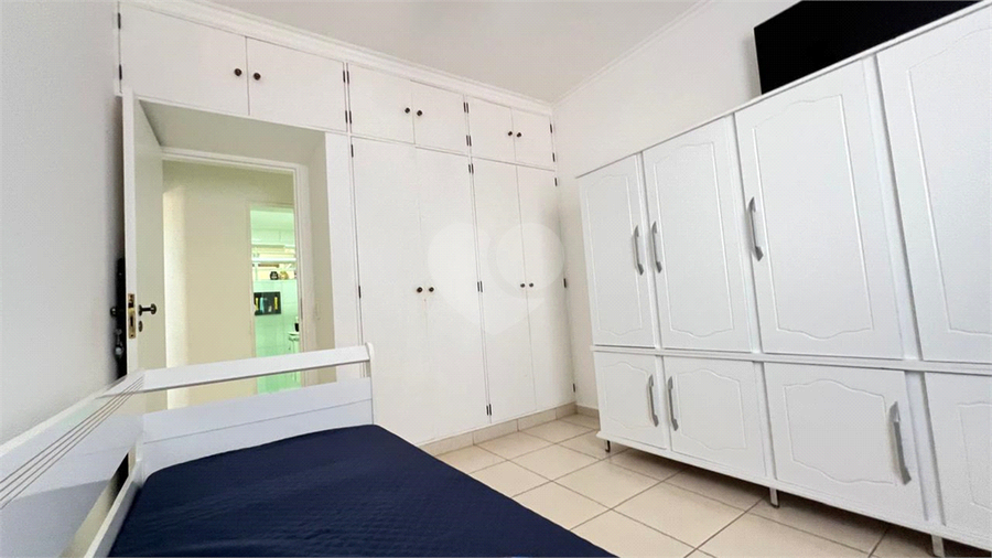 Quarto rico em armários 