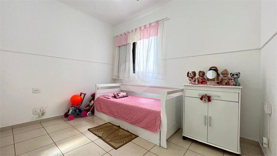 Quarto com armários 