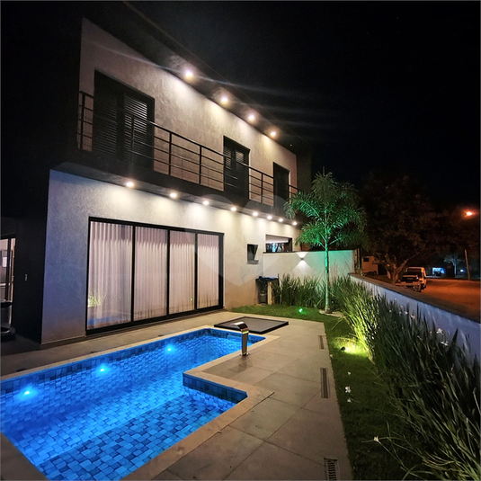 Lateral da casa, jardim e piscina