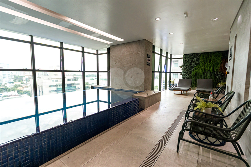 Piscina indoor aquecida