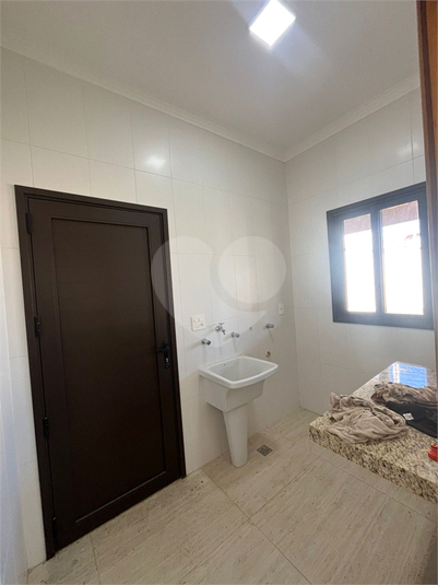 Área de serviço ao lado da cozinha.