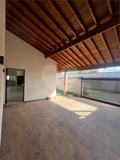 Vaga de garagem com rampa para acesso de pessoas com locomoção debilitada,