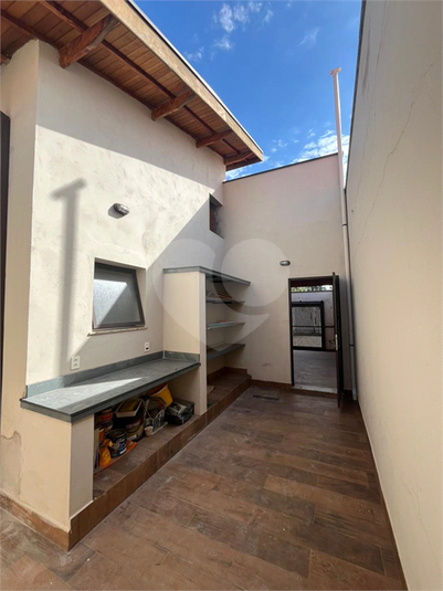 Acesso da garagem ao corredor dos fundos.