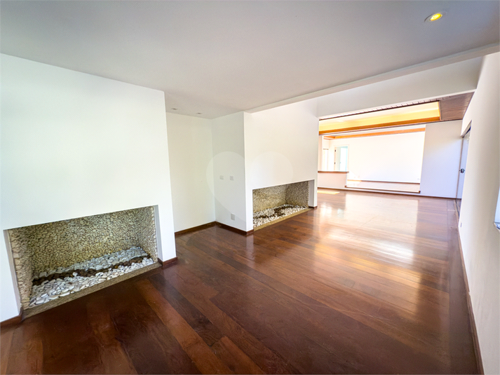Sala de estar com vista para lareira