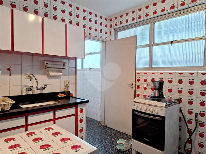 Cozinha com muita luz e ventilação 
