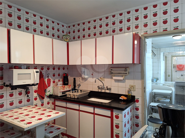 Azulejos 70s, canos em cobre (90s)