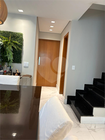 porta para os quartos / escada de acesso 2o piso