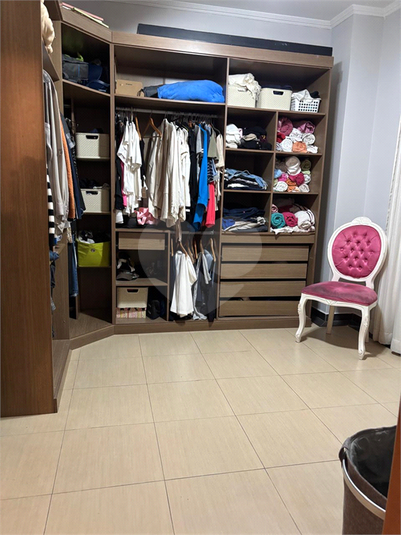 SUITE 4 Closet