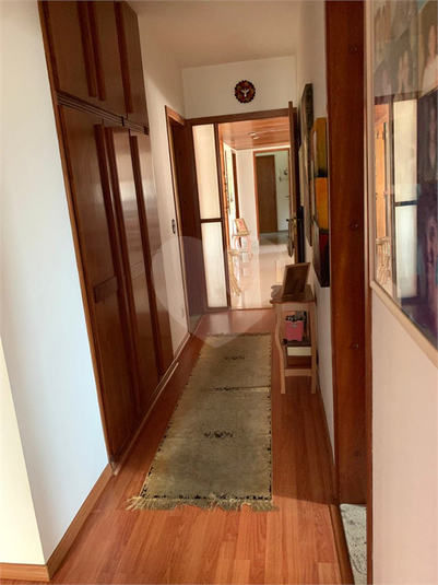 HALL COM ROUPEIRO QUE TEM SAÍDA PARA ÁREA DE SEVIÇO