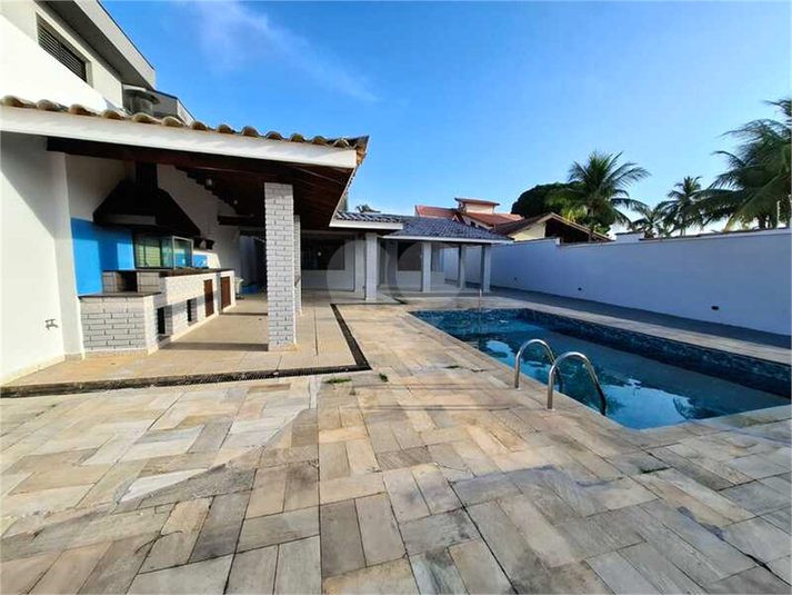 Vista da área gourmet e piscina