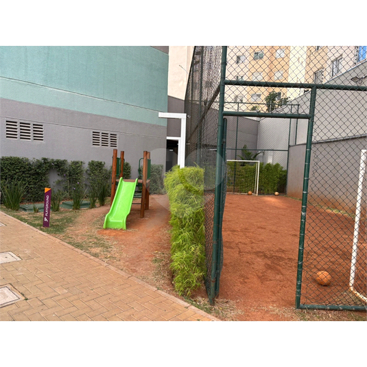 Escorregador/Quadra de futebol