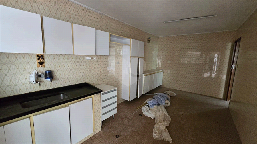 COZINHA COM ESPAÇO PARA MESA DE JANTAR