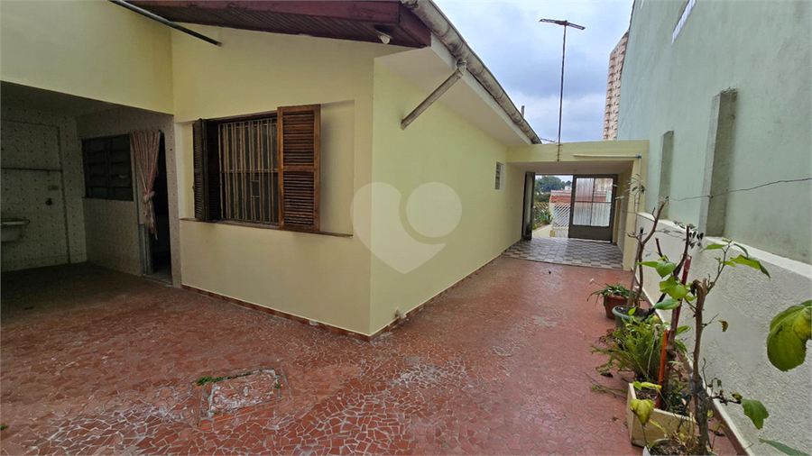 VISTA DA GARAGEM COM O FUNDO DO IMÓVEL