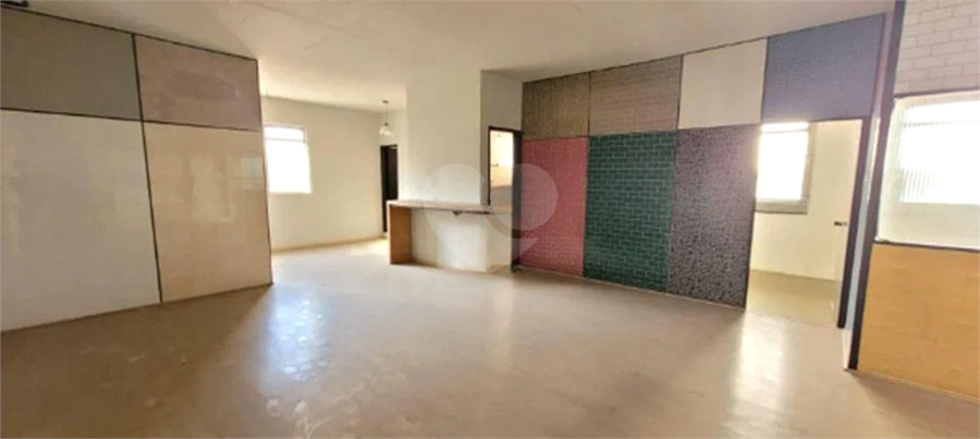 piso superior com salas de escritório