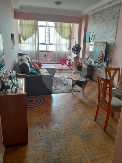 Living para dois ambientes: Sala de jantar e T.V.