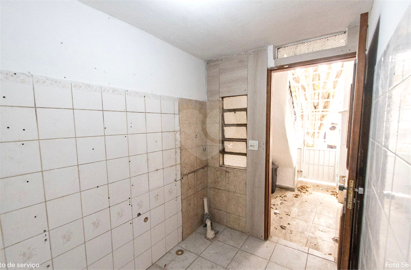quarto de serviço, ao lado da garagem na parte inferior 