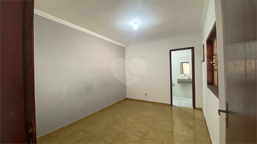 Quarto espaçoso para visitas