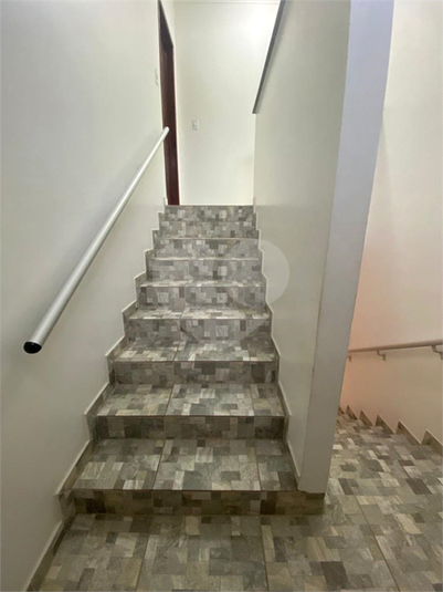 Escada para piso superior