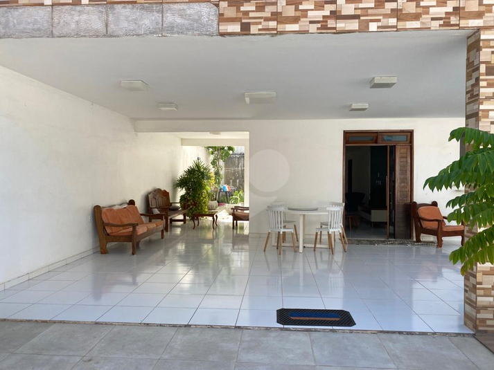 Garagem e hall de entrada