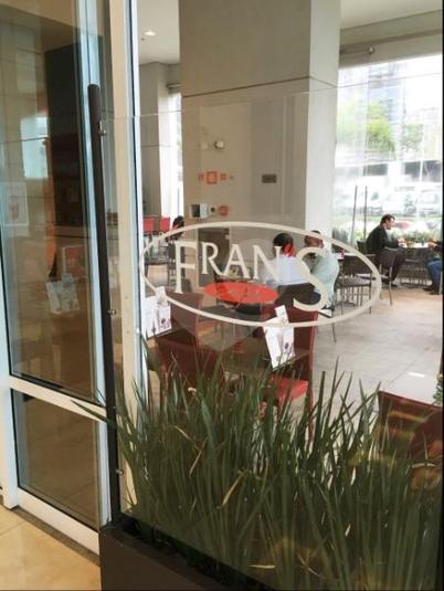 frans cafe no hall do predio.JPG