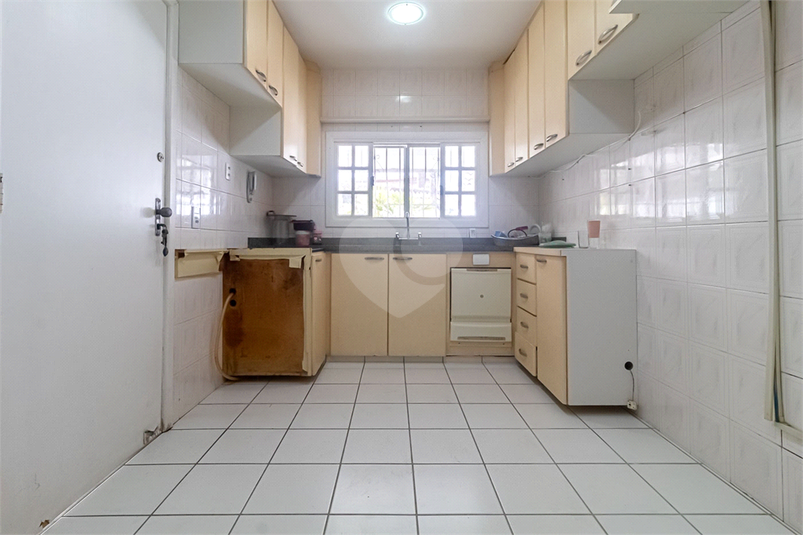 Cozinha com armários