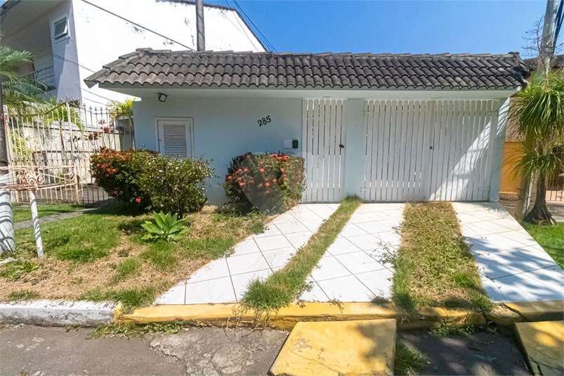 Fachada com jardim (quintal)