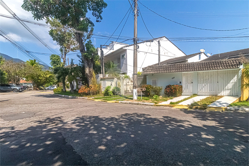 Fachada com rua asfaltada