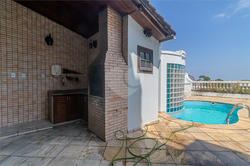 Piscina com churrasqueira