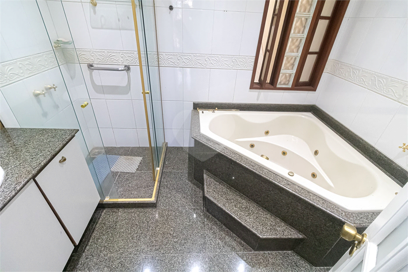 Banheiro com hidro e box blindex