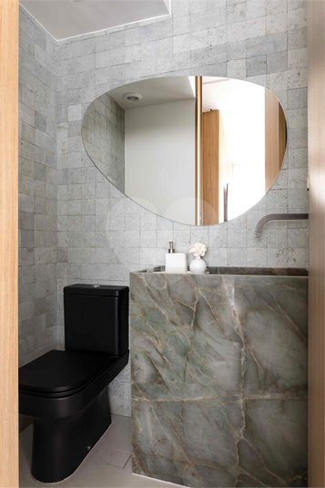 Pia esculpida em pedra