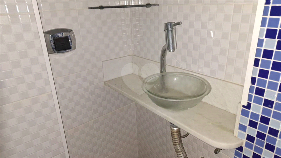 Banheiro da suíte com pia sob mármore
