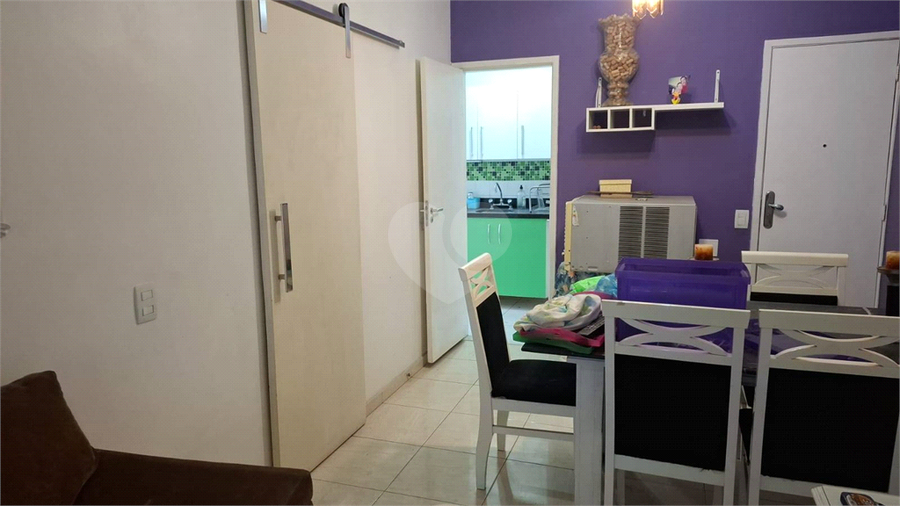 Sala 2º ambiente com porta de correr separando a área íntima