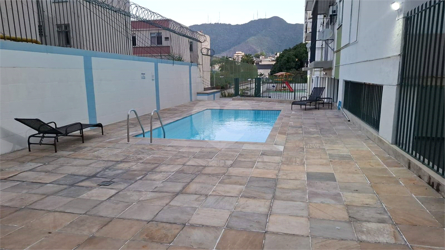 Piscina com móveis decorativos