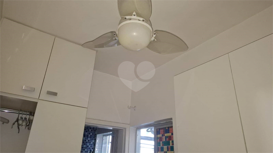 Suíte com ventilador de teto e armários