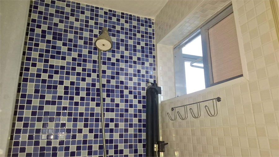 Banheiro da suíte com janela