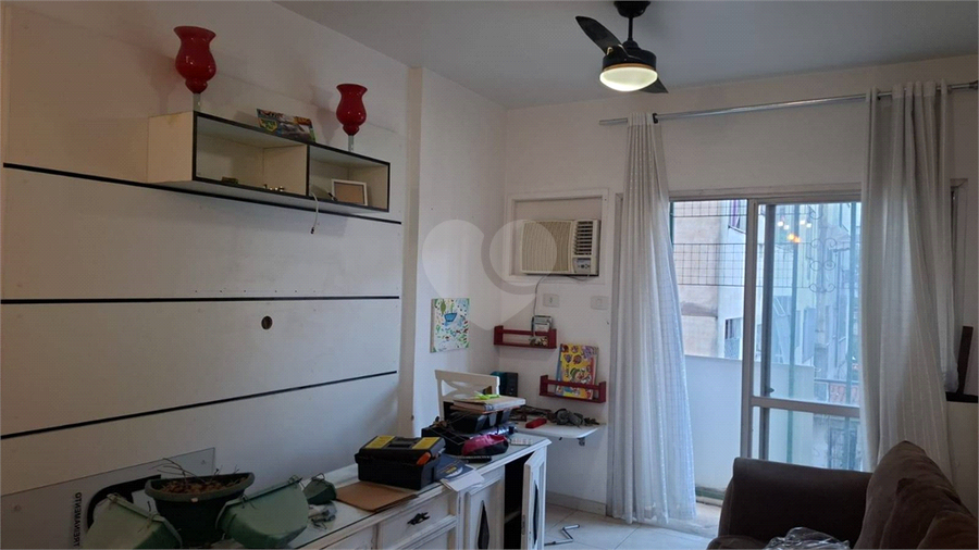 Sala com deck para tv