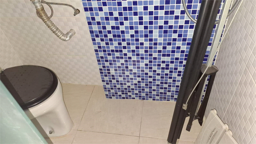Banheiro da suíte com vaso e chuveiro
