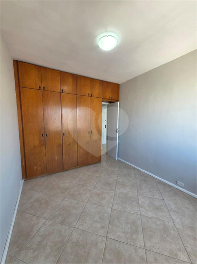 Dormitório principal com armários embutidos