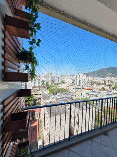 Varanda com treliças e plantinhas