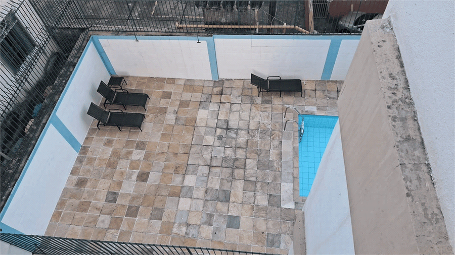 Piscina com predras de são tomé e anti-derrapantes e mobiliário
