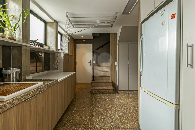 escada de acesso pela area de serviçoa